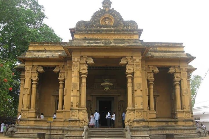 Shore Excursion Colombo Port to Kelaniya Temple & Colombo City for 4 to 6 People