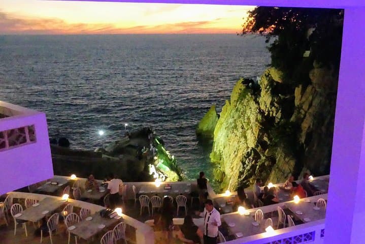 DeLuxe Cliff Divers Dinner + Sunset & City Tour