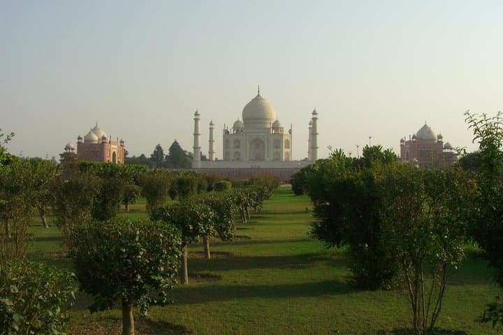 2 day trip to Agra from Kolkata without air tickets