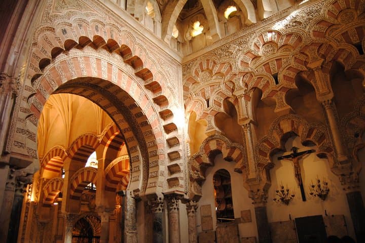 Private transfer from/to Seville to/from Granada with optional stop in Cordoba
