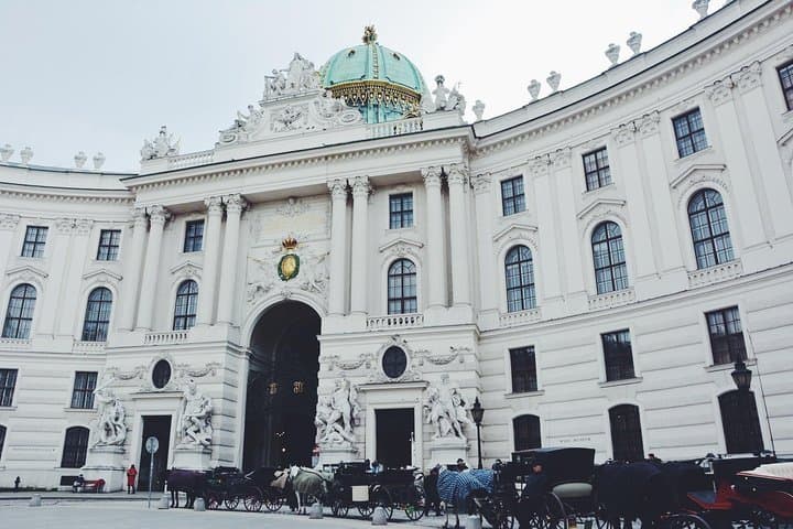 Budapest to Vienna Private Costumizable Day Tour with Lunch