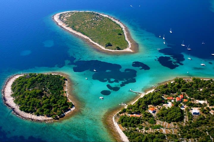Half-Day Private Boat Tour to Blue Lagoon, Trogir & Shipwreck Bay