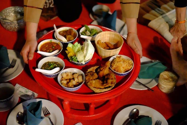 Small Group : Traditional Dinner with Performance and Local Fresh Market Tour