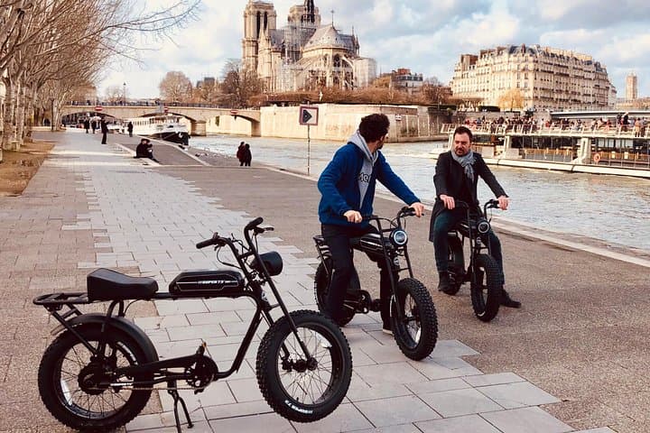 Private Paris electric bike ride with video
