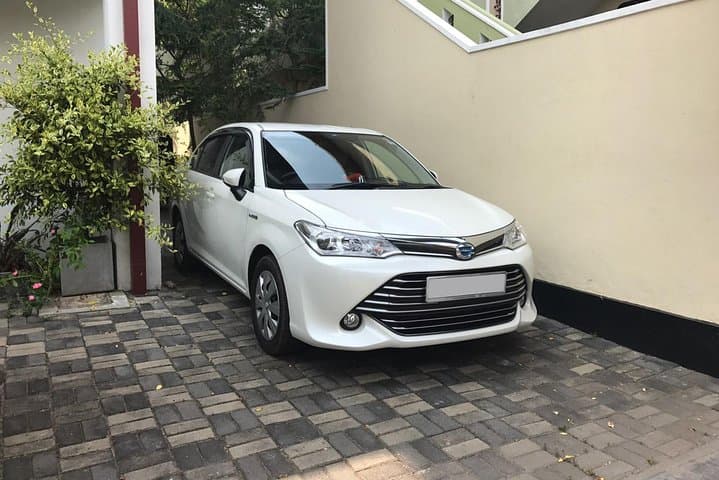 Colombo (CMB) Airport to Mount Lavinia City Private Transfer