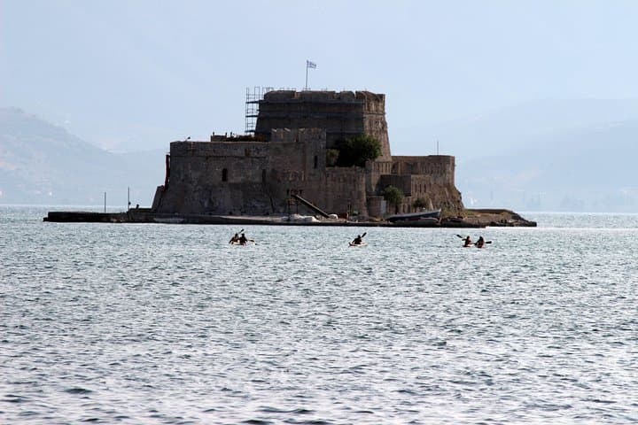 Paddle under the castles Palamidi, akropoli of Argos, Bourtzy island