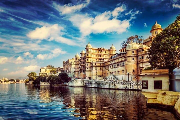 Private One Way Transfer From Pushkar To Udaipur In AC Vehicle