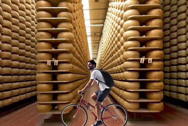 Cycling and eating around Parma, between Parmigiano and Aceto Balsamico
