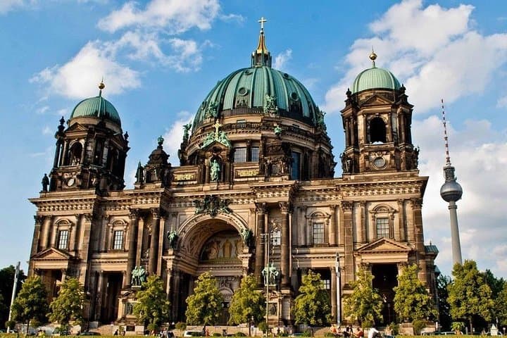 Private Shore Excursion: All-Highlights of Berlin (private round-trip transfer)