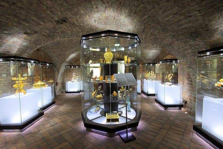 Private Shore Excursion: Walking Tour of Gdansk + Amber Museum + Malbork Castle