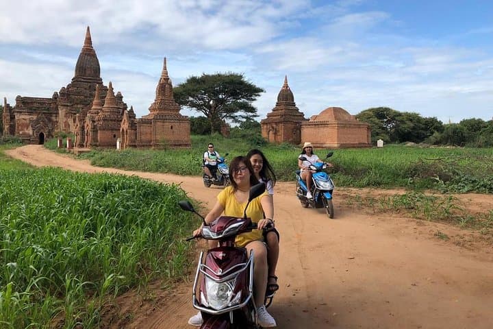 Full-Day Bagan Private Sightseeing Tour by E-Bike with Pickup