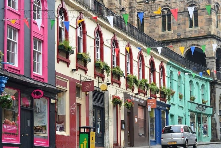 Edinburgh Rail Trip from London with Castle entry and Hop-on Hop-off bus
