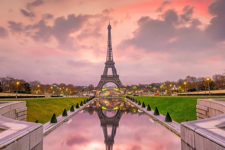 Paris Scavenger Hunt and Best Landmarks Self Guided Audio Tour