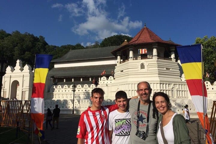 Full-Day Galle or Kandy Private Tour with an Expert Driver-Guide