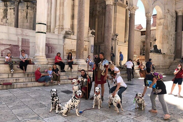 History Split Walking Tour in German - Small group