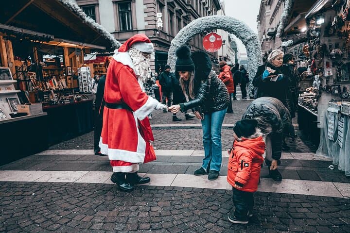 Private Christmas Walking Tour in Historic St. Andrews
