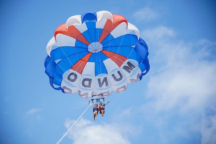 Parasailing desde el puerto de Denia