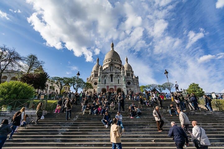 Montmartre guided walking tour with local guide in small group