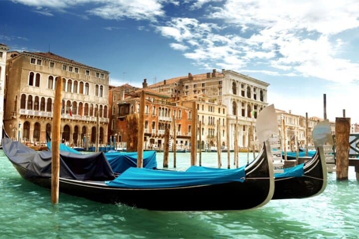 Venice: 2 Hours Morning Walk Tour with Gondola Glide + Ebook