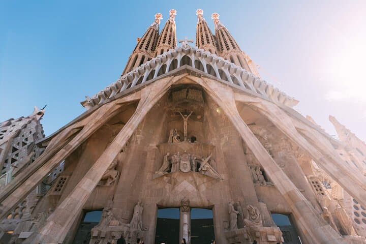 Barcelona: Sagrada Familia Semi-Private Guided Tour