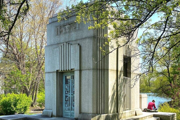 The Deep Pockets Of Graceland Cemetery Walking Tour