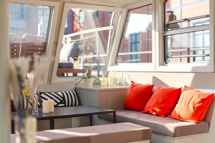 City lounge trip with the lounge ship through Berlin
