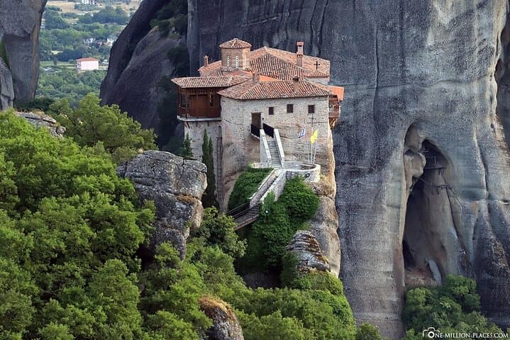 Athens Delphi oracle & Meteora monasteries express day tour