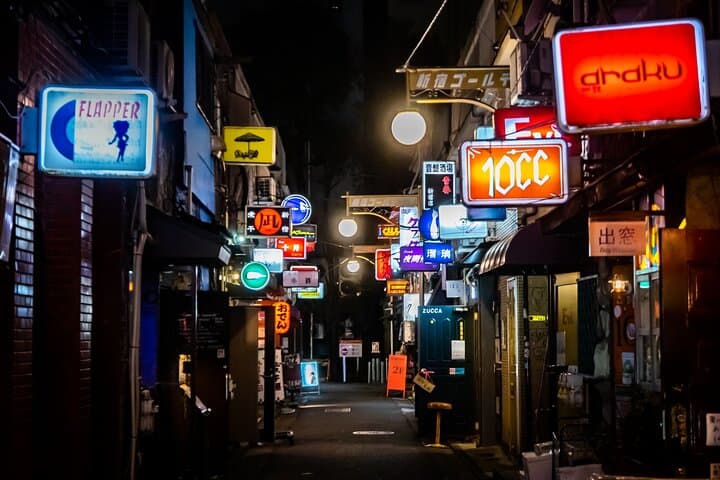 Shinjuku Kabukicho bar hopping & grab a bite tour w/Local Guide