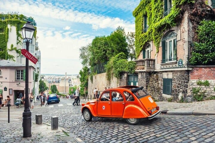 PARIS: Moulin Rouge and Montmartre walking tour SEMI-PRIVATE