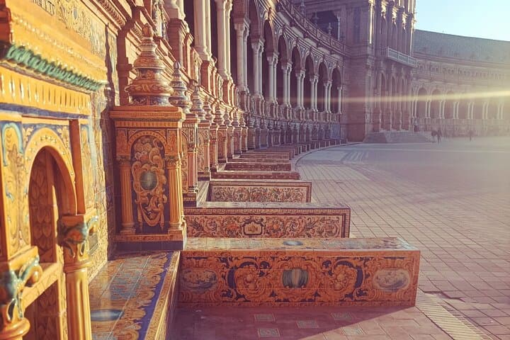 Private Tour with Local Guide to know the Seville Essential
