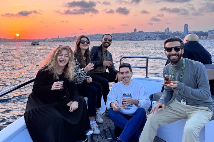 Istanbul Bosphorus Sunset Yacht Cruise with Live Guide and Snacks