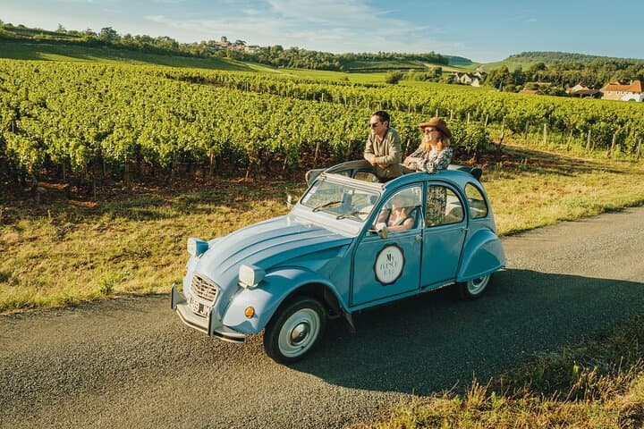 Half-day guided tour on the Burgundy wine Route in a classic car