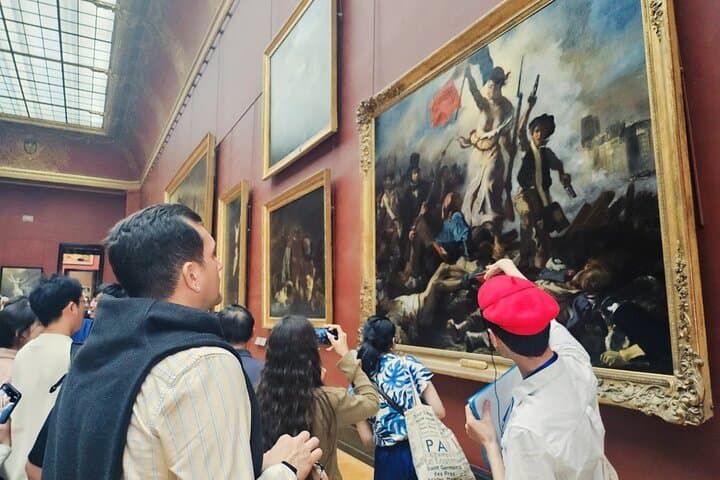 Louvre Museum Masterpieces Guided Tour in Small Group with Access