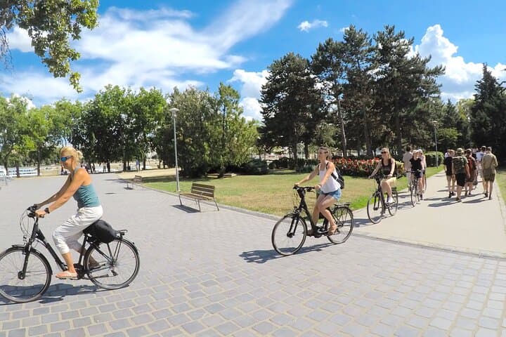 Budapest private Bike & e-Bike Tour with a drink
