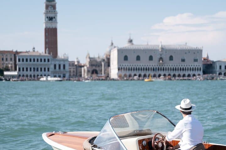 Mirabilia Boat Tour to See From the Water the Most Iconic Points