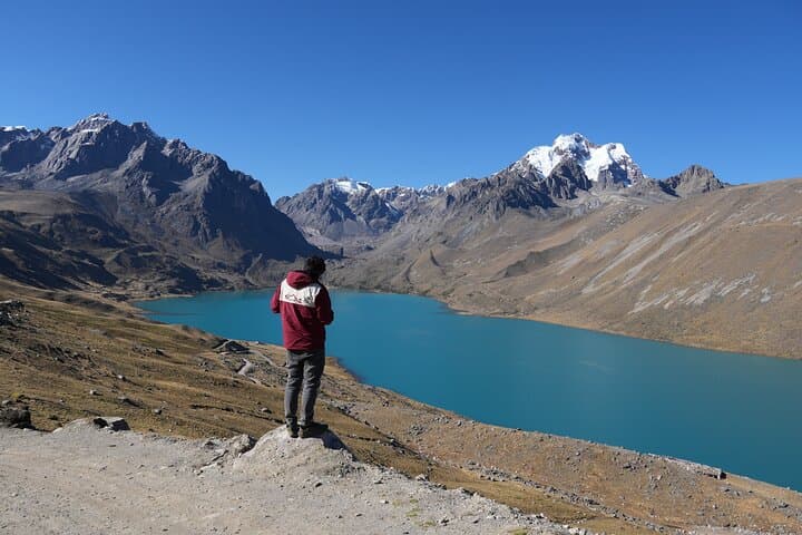 Lagoon Singrenacocha Treasure hidden in snowy Ausangate