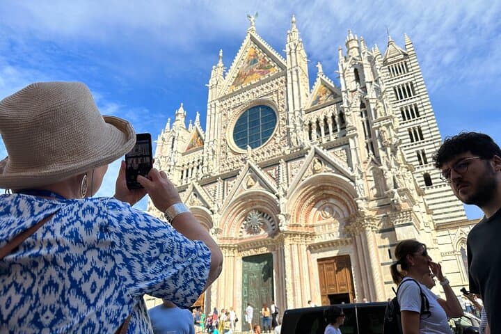 Private Siena Sightseeing Walking Tour with Expert Local Guide