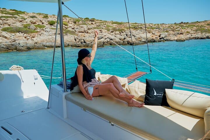 Dia Island Catamaran – Premium Lunch, Open Bar, Small Group