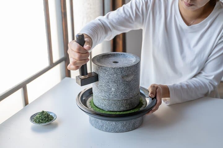  Matcha making using a stone mill and pairing experience with tea sweets (with a souvenir of pesticide-free matcha from Okayama Prefecture)