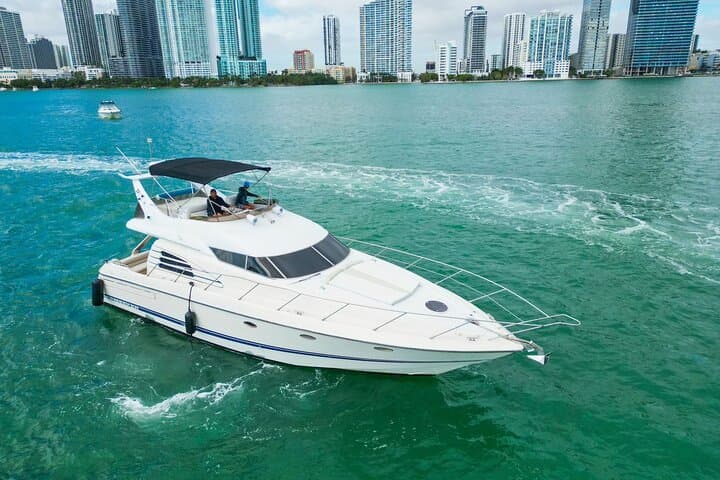 50' Private Yacht Experience in Miami for 12 people