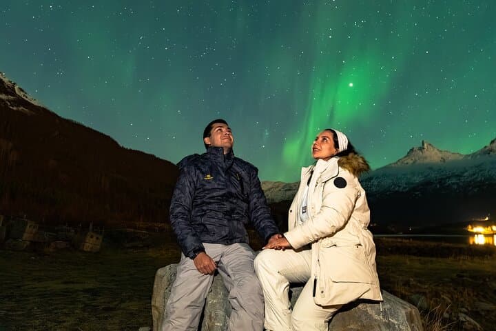 Small Group Tromsø: Northern Lights Chase with Photos and Dinner
