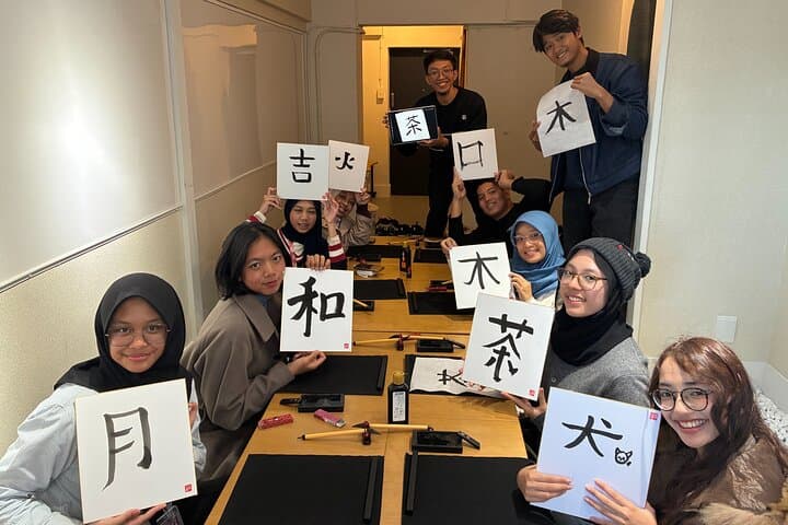 Tokyo: Private Calligraphy Class at Japanese Room in Shibuya
