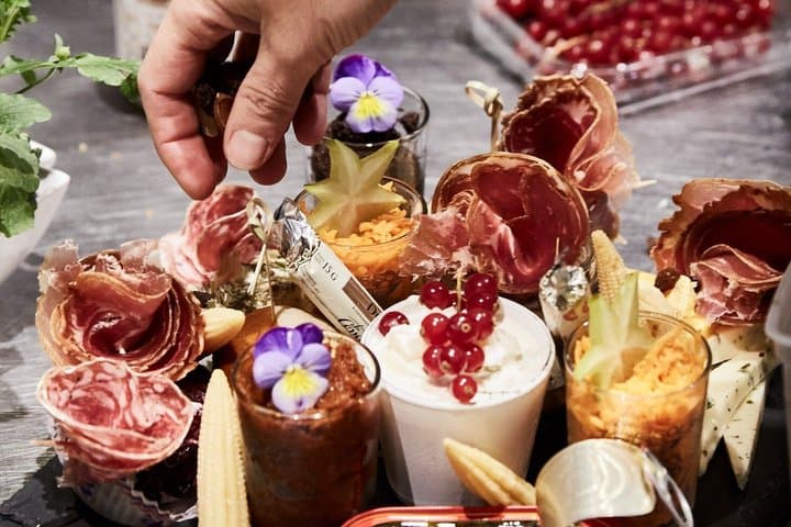 Immersive winery visit, tasting and meal planchette