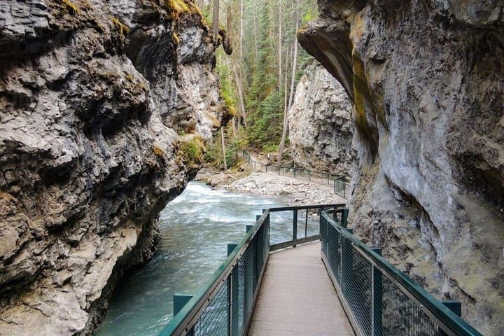 Banff Lake Louise Moraine Shared Tour From Calgary