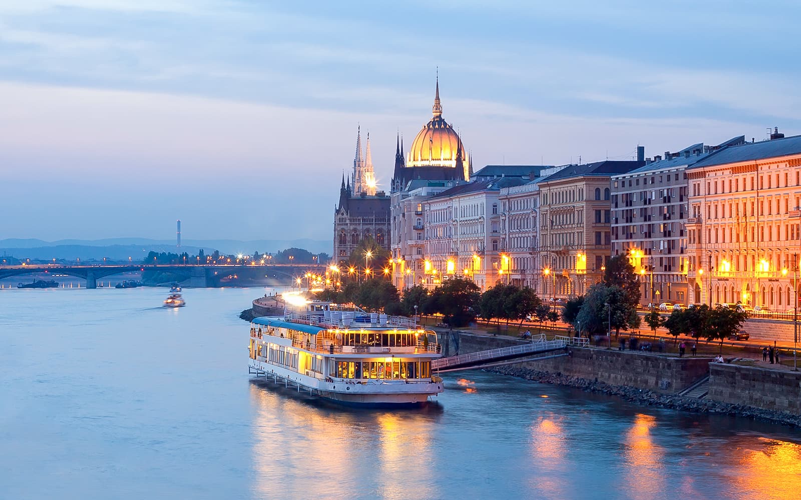 Budapest Danube River Sightseeing Cruise with Drinks