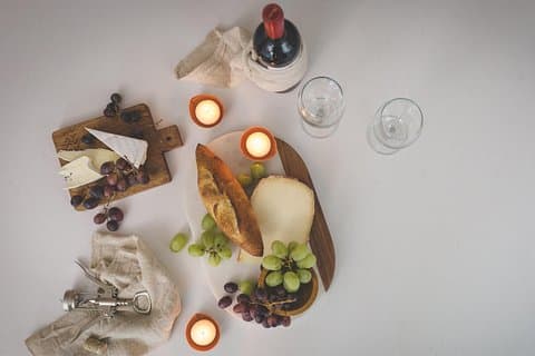 Ruta del vino por Budapest con embutidos de salchicha y queso