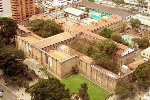 Visita guiada al Museo Nacional de Bogotá con transporte
