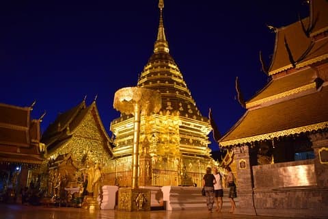 Halber Tag Umong Tempel und Mönch Chanting im Doi Suthep Tempel
