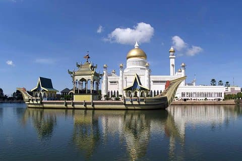 Brunei Half Day City Tour with Royal Regalia & Sultan Omar Ali Saifuddin Mosque