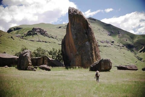 Camine y pase la noche en una cueva en el Ukhahlamba Drakensberg